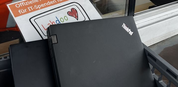 Gemeinsam mit der Initiative Labdoo.org schenkt der ZAKB alten Elektrogeräten ein neues Leben im Bildungsbereich Laptops in einem Behälter an Annahmestelle