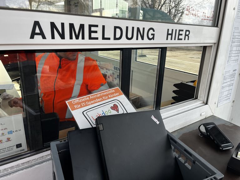 Gemeinsam mit der Initiative Labdoo.org schenkt der ZAKB alten Elektrogeräten ein neues Leben im Bildungsbereich Laptops in einem Behälter an Annahmestelle